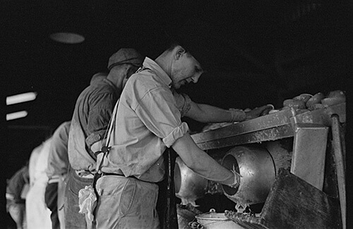 Arthur Rothstein. Juicers in the grapefruit canning plant at Winter Haven, Florida. Many of these men are migrants, January 1937. Library of Congress Prints and Photographs Division, FSA/OWI Black & White Negatives Collection, LC-USF33-002370-M2.