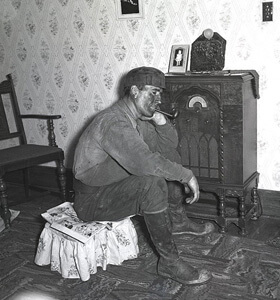 Marion Post Wolcott, A coal miner listens to his radio, 1938.