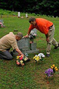 dotter_014_sonsattendgrave
