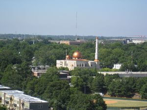 Al-Farooq Masjid Mosque, Atlanta, Georgia, July 4, 2009. Photograph by Flickr user Chris Yunker. Creative Commons license CC BY-SA 2.0.